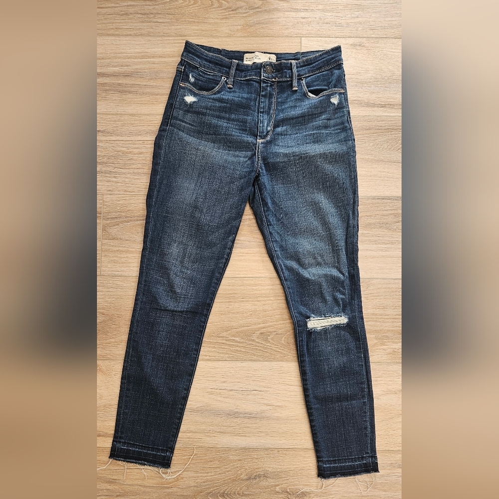 Abercrombie & Fitch Raw Hem Ankle Jean Size 4R